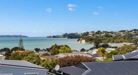 Spacious Family Home with Stunning Sea Views - Photo 4