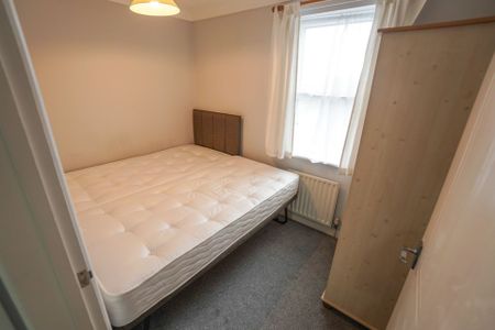 2 Bedroom Flat To Rent in Town Centre - £1,100 pcm Tenancy Info - Photo 4