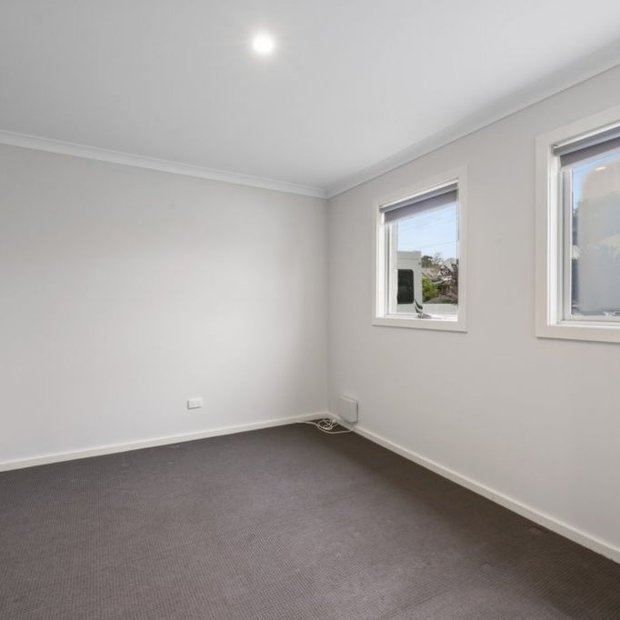 Low Maintenance Townhouse Close to Ballarat Cbd - Photo 1