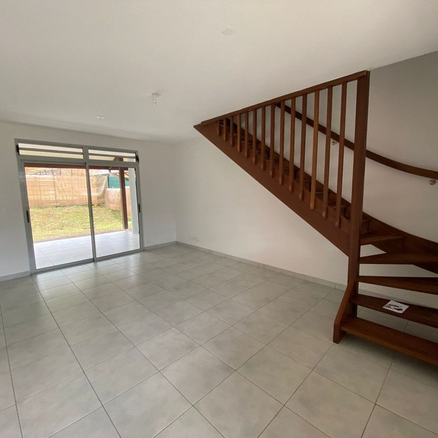 Location Maison 4 pièces 88m² REMIRE MONTJOLY 97354 - Photo 1
