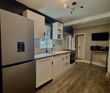 2 Bed Flat, Radstock Road, RG1 - Photo 5