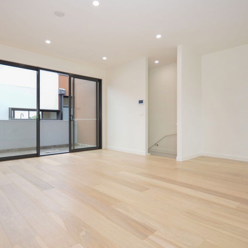Three-year New Townhouse: A Blend of Modern Elegance and Unmatched Convenience in Doncaster East - Photo 1