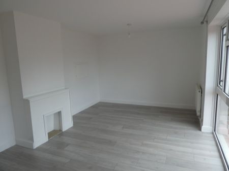 3 bedroom Mid Terraced House - Stanley Road, Stevenage - Photo 2