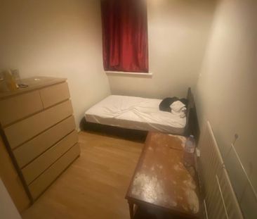 Room in a Shared Flat, Upper Richmond Road West, SW14 - Photo 1
