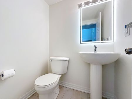 For Lease - 209 Vantage Loop, Newmarket, Ontario - Photo 4