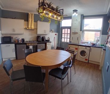 7 Bed - 1 The Village Street, Burley, Leeds - LS4 2PR - Student - Photo 2