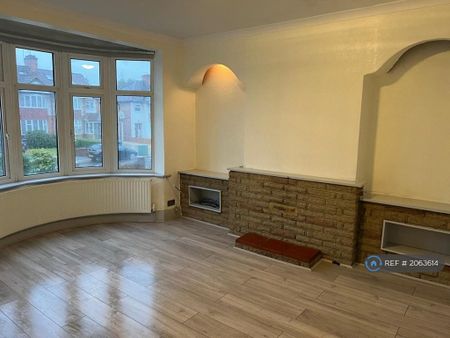 3 bedroom semi-detached house to rent - Photo 3