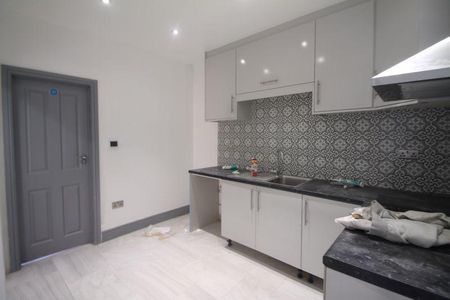 5 bedroom semi-detached house to rent - Photo 4