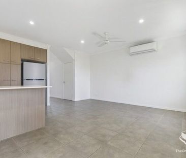 Pristine modern 3 bedroom townhouse - Photo 5