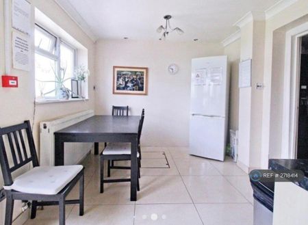 1 bedroom in a house share to rent - Photo 2