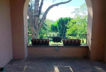 Ardeatina-Divino Amore: Quiet, charming rustic villa, big and well-curated garden, 3 beds, 1 study, 3 baths, living room, kitchen, with terraces , AC and parking space. Ref 2322