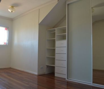 Spacious, well maintained townhouse with polished floors - Photo 1