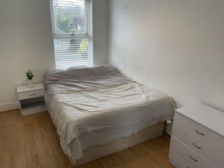 1 bedroom in a house share to rent - Photo 2