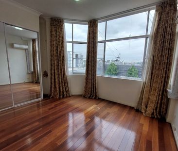 Spacious 3-Bedroom Apartment in the Heart of Chatswood - Photo 2