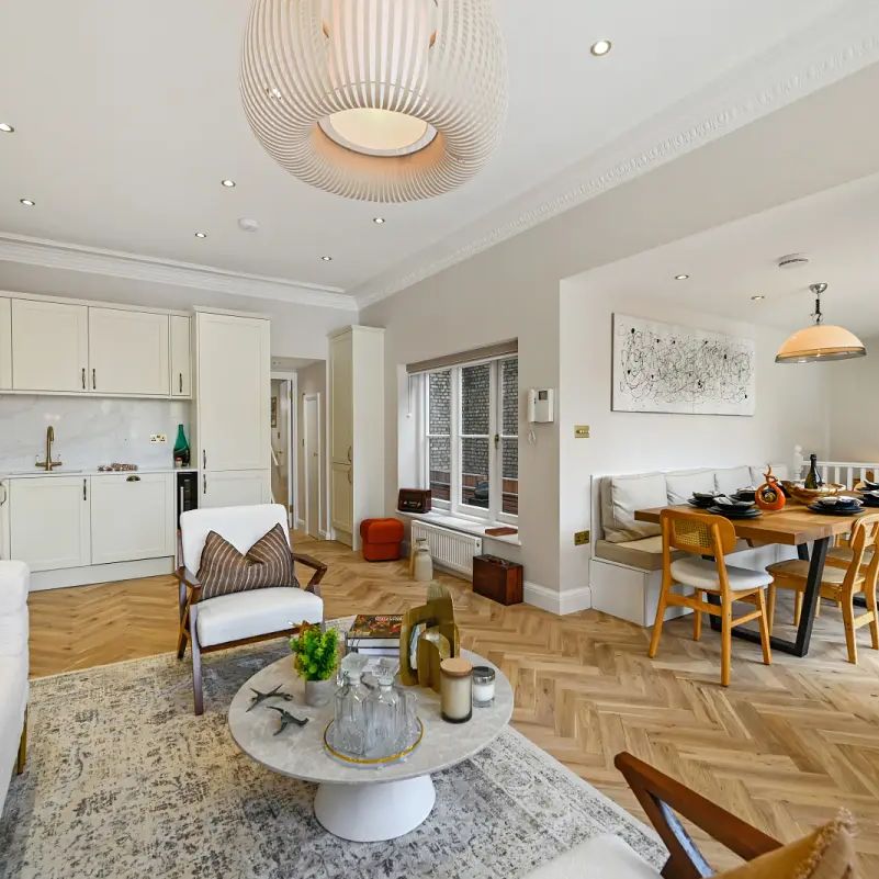 2 bedroom flat in South Kensington - Photo 1