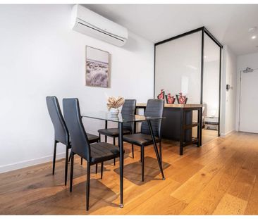 Large 2 Bedroom Apartment with Fantastic View! - Photo 3