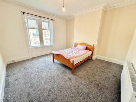 3 bedroom flat to rent - Photo 2
