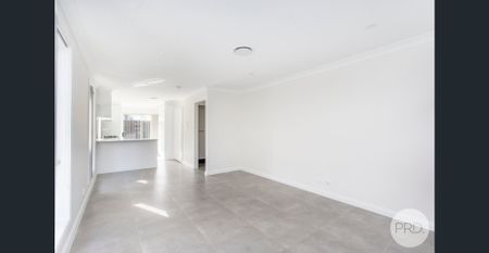 Modern 4 bedroom townhouse with ducted air conditioning - Photo 3