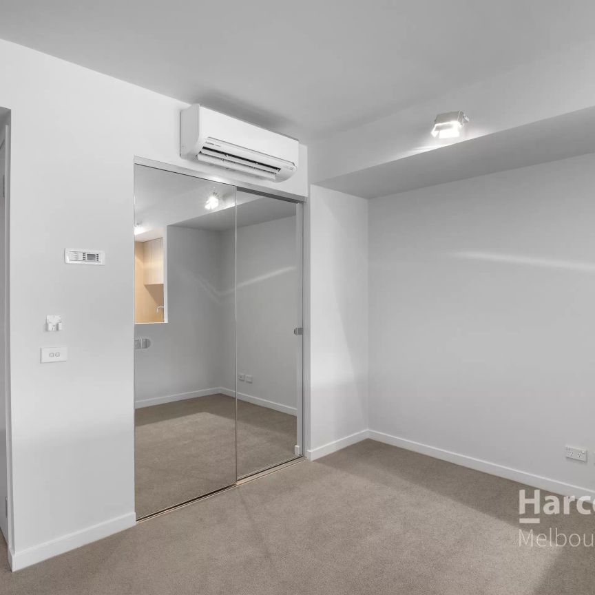 City Commuter's Dream - Sun Drenched Studio! - Photo 1