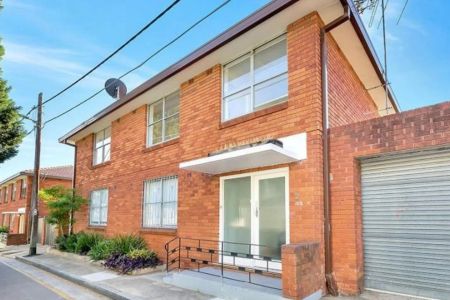 Charming Two-Bedroom Apartment in Prime Location - Photo 2