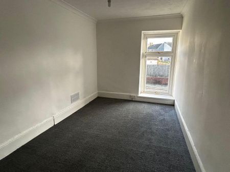 3 bedroom end of terrace house to rent - Photo 2