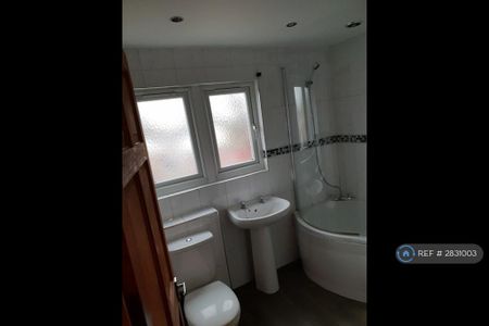 3 bedroom terraced house to rent - Photo 3