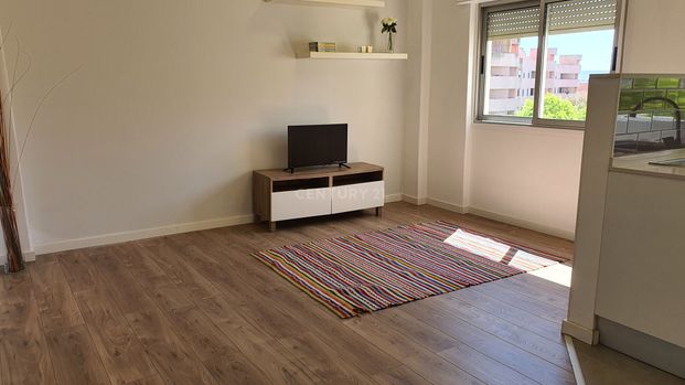 Apartamento T2 Remodelado em Odivelas – Modernidade e Conveniência Próximas ao Metro - Photo 1