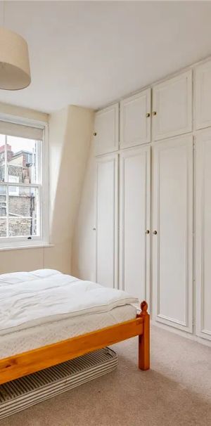 3 bedroom flat in London - Photo 1