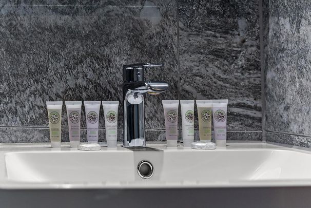 2 bedroom serviced apartment to rent - Photo 1