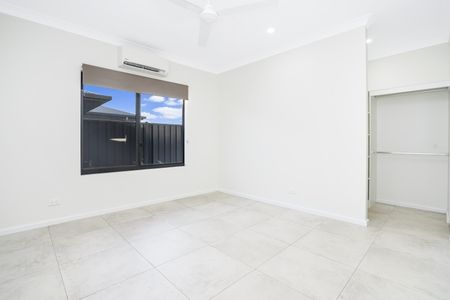 STYLISH AND MODERN FAMILY HOME! - Photo 5