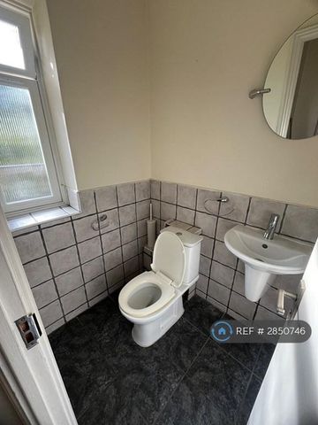 3 bedroom flat to rent - Photo 4