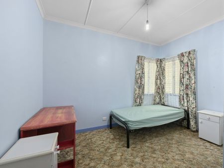 19 Russell St, Silkstone QLD 4304 - House For Rent | Domain - Photo 5
