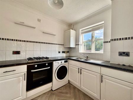 Tamworth Drive, Fleet, Hampshire, GU51 - Photo 5