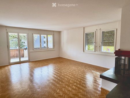 Frisch renovierte 4.5-Zimmer-Wohnung mit Cheminée, Balkon und eigener Waschküche - Photo 2