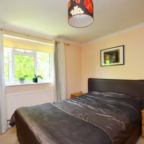 Room in a Shared Flat, Burton House, SE16 - Photo 1