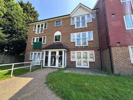 A contemporary apartment forming part of a modern development set in vibrant Crawley - Photo 2