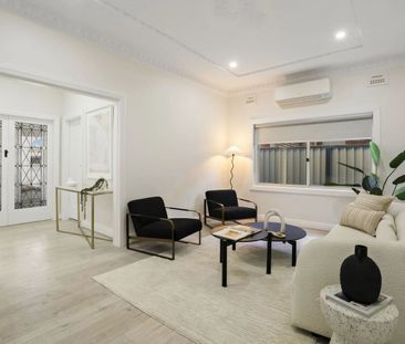 Bayside Charm With Modern Style - Photo 2