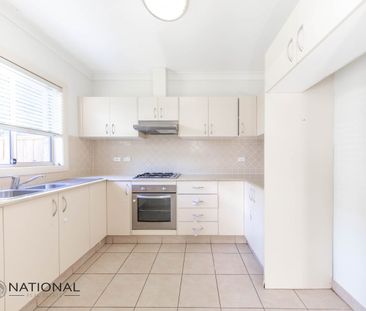 Spacious 3-Bedroom Townhouse in Prime Location - Photo 4