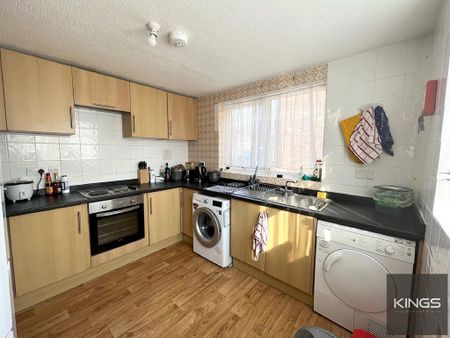 5 bedroom end of terrace house to rent - Photo 3