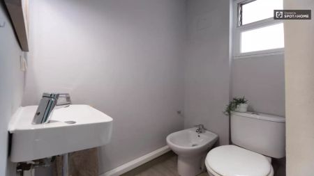 Room in a shared 8-bedroom apartment for rent in La Gran Vía perfect for students or professionals - Foto 5