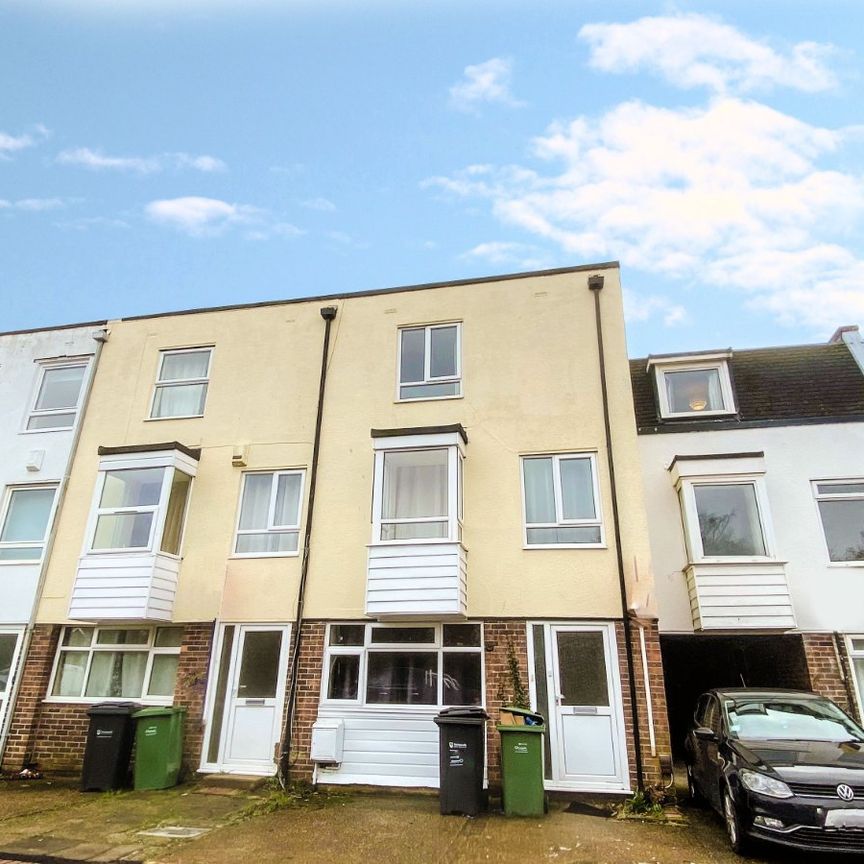 6 bedroom semi-detached house to rent - Photo 1