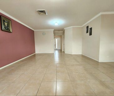 Family-Friendly Modern Townhouse in the Heart of Blacktown! - Photo 4