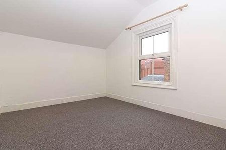 Wolverton - A Spacious Bed With Garden, MK12 - Photo 3