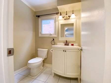 For Lease - 1 Teasdale Court, Aurora, Ontario - Photo 3