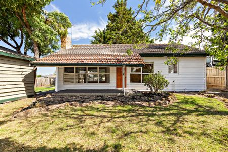 Charming Coastal Cottage - Convenience, Comfort & Character - Photo 3