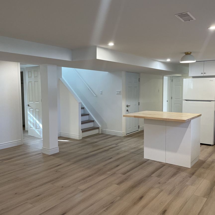 For Lease - 32 Uxbridge Crescent Unit# B, Kanata, Ontario - Photo 1