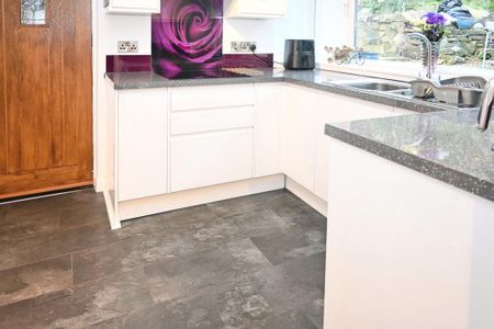 3 bedroom semi-detached house to rent - Photo 2