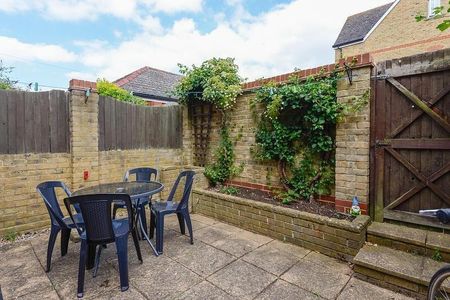 4 bedroom terraced house to rent - Photo 4