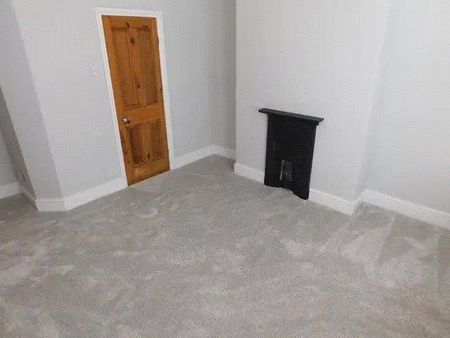 4 bedroom semi-detached house to rent - Photo 4