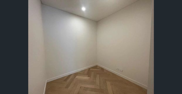 Half minute walk to Town Hall Station & Near New& Timber Floor & One bedroom plus study room - Photo 1